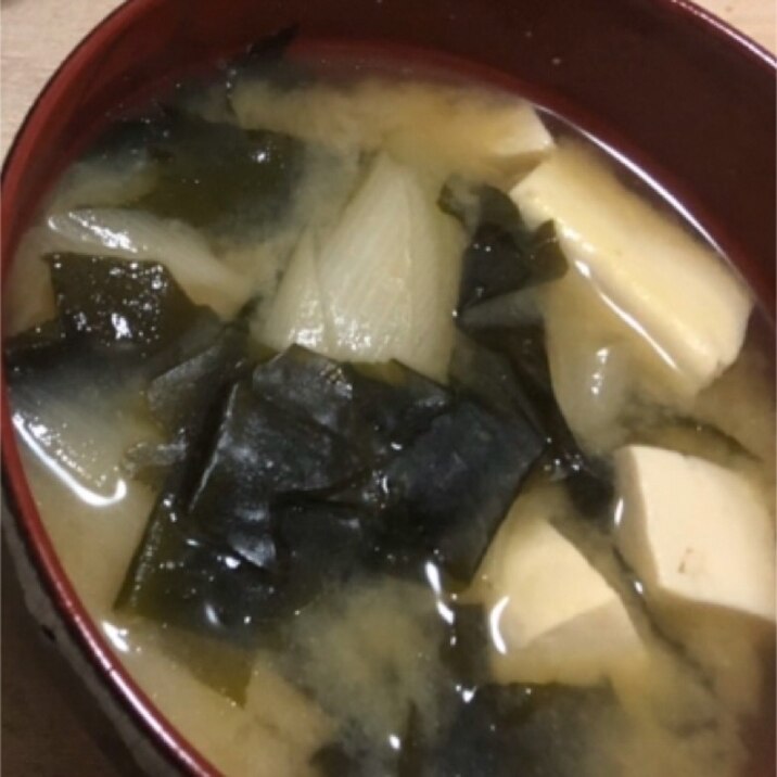 豆腐と玉ねぎとワカメのお味噌汁